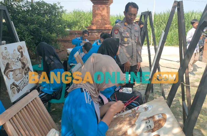 Meriahkan Hari Bhayangkara ke-78, Puluhan Pelajar SMA Negeri Plemahan Kediri Lakukan ini