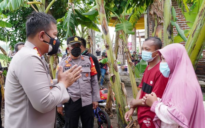 Pasca Puting Beliung di Wonoayu, Kapolresta Sidoarjo Salurkan Bansos dan Datangi Rumah Warga