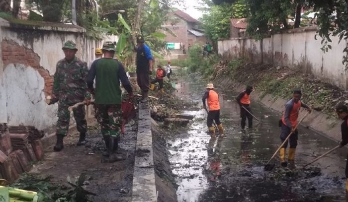 Bersinergi dengan Pemkot, Kodim Madiun Bersihkan Aliran Sungai