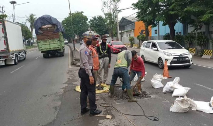 Satlantas Polres Pasuruan Perbaiki Jalan Berlubang Jelang Nataru