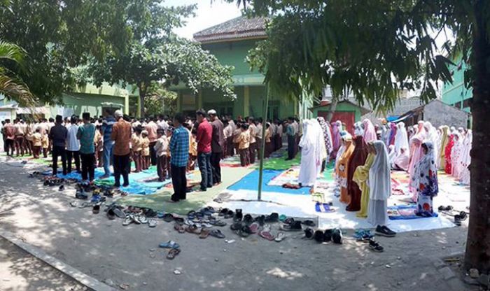 Mahasiswa dan Masyarakat Salat Minta Hujan di Tengah Lapangan Kampus