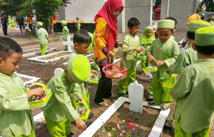 TK Al-Furqon Sidoarjo Peringati Hari Pahlawan dengan Tabur Bunga