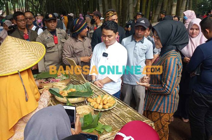 Berbaur Bersama Ribuan Pengunjung Pasar Keramat, Wakil Bupati Mojokerto Cicipi Jajanan Tempo Dulu