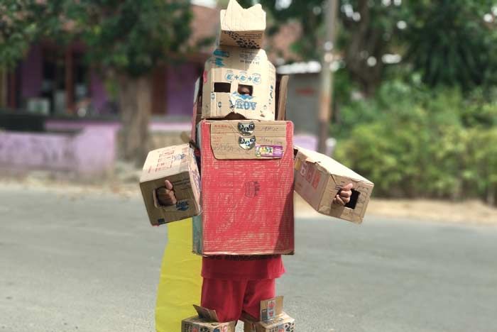 Lucunya Bocah Ingusan Di Pacitan Mengenakan Baju Robot Berbahan Kardus Bekas Hasil Kreasinya Bangsa Online Cepat Lugas Dan Akurat