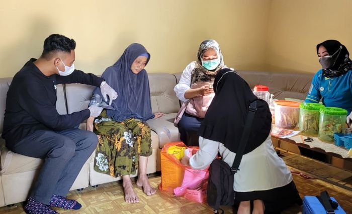 Sayangi Lansia, BLUD Puskesmas Cukir Jombang Gelar Vaksinasi Door to Door