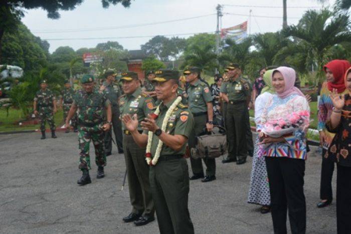 Kesempatan Pertama Tiba di Malang, KASAD Tinjau Yon Armed-1/2 Kostrad