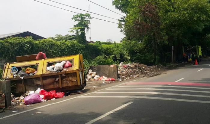 Timbulkan Bau Tak Sedap, DLH Didesak Aktif Angkut Sampah di Jalan Desa Gununggangsir