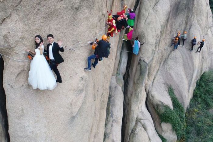 Totalitas, Foto Pernikahan Sambil Panjat Tebing