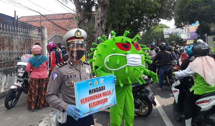 Badut Corona Ikut Operasi Patuh Semeru di Jombang