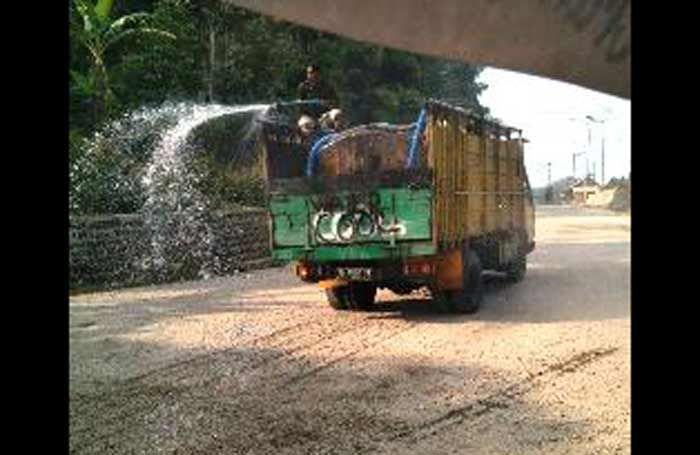 Dinas PU dan Binamarga Pemprov Jatim Lakukan Penyiraman Badan Jalan 