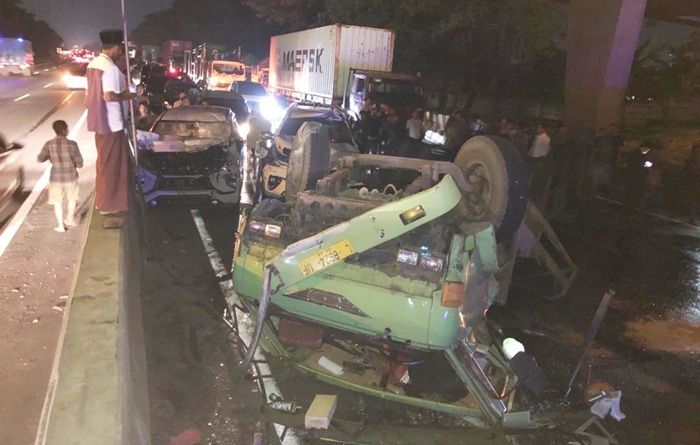 Dipotong Nissan Evalia, Truk Trailer Muat Kayu di Sidoarjo Terguling Hantam Tiga Mobil