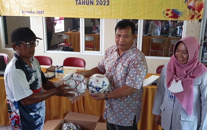 Dispora Jatim Salurkan Bantuan Peralatan dan Sarana Olahraga Sepak Bola kepada 24 SSB di Jember