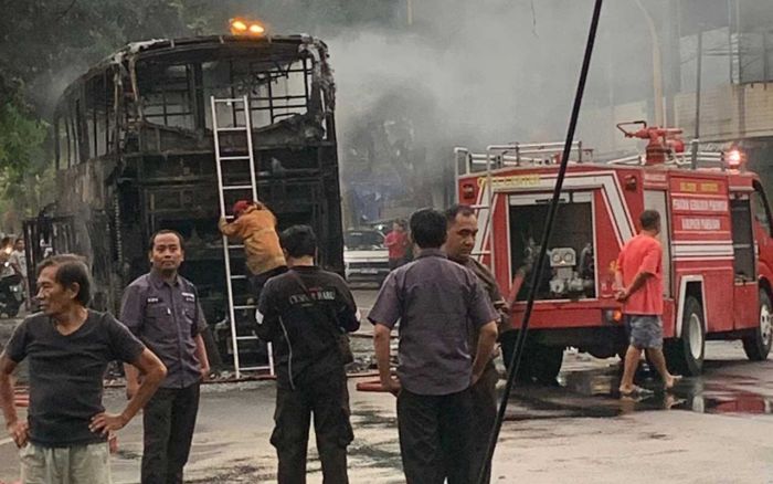 Diduga Korsleting Bagian Mesin, Bus Kirana di Pamekasan Ludes Terbakar