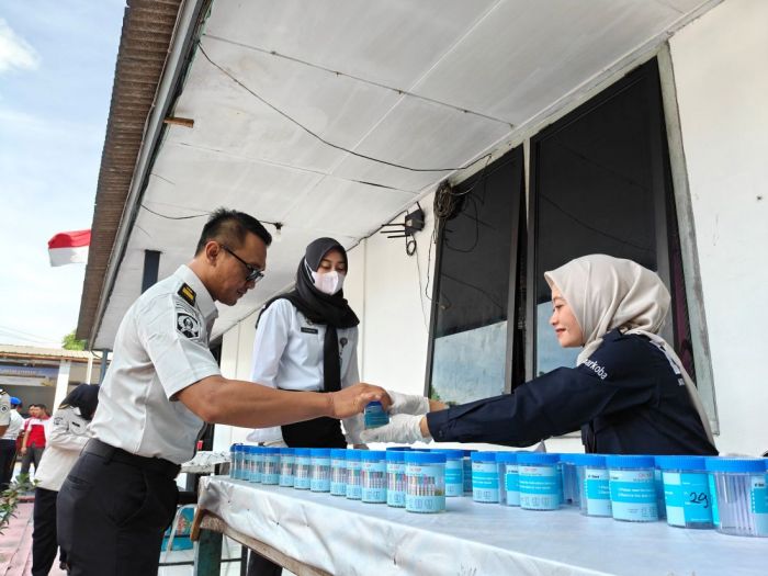 Kalapas Blitar Ikut Tes Urine Bareng Warga Binaan, Hasil Razia Temukan Kartu Remi hingga Speaker