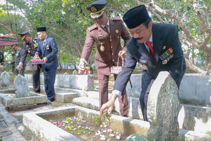 Peringati Hari Pahlawan 2022, Wakil Bupati Pamekasan Tabur Bunga di Makam Pahlawan