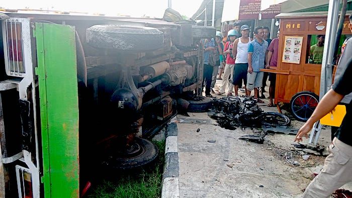 Kecelakaan Adu Banteng Truk dan Motor di Jalan Merakurak-Tuban, Pemotor Kritis