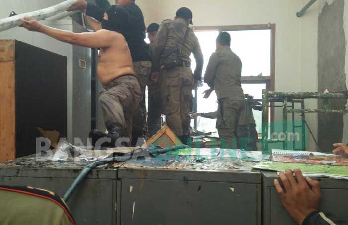 Berkas-berkas Hangus, Pemkab Tuban Anggap Kebakaran di Kantor Bappeda Bukan Kejadian Serius Berkas-berkas Hangus, Pemkab Tuban Anggap Kebakaran di Kantor Bappeda Bukan Kejadian Serius