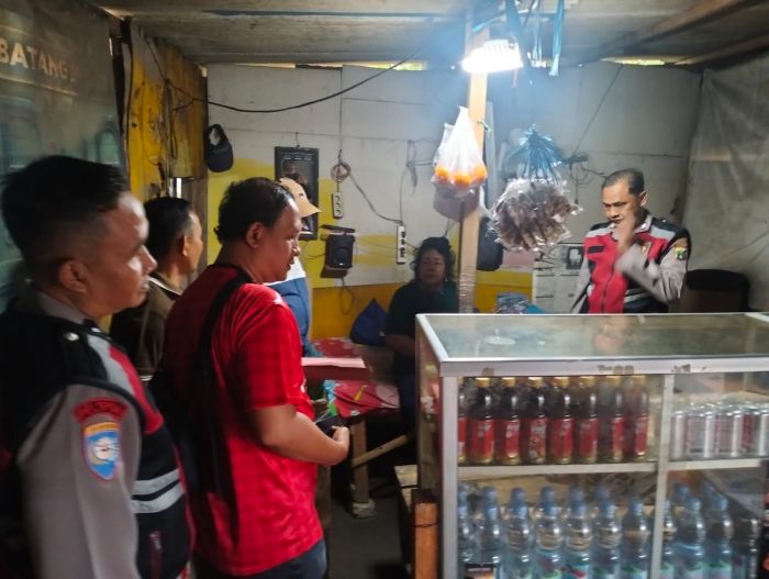 Warung Kuning Porong Digrebek, Polisi Temukan Sejumlah Botol Miras yang Dijual Warung Kuning Porong Digrebek, Polisi Temukan Sejumlah Botol Miras yang Dijual