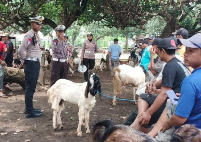 Satlantas Polres Kediri Kota Gelar Sosialisasi Keselamatan Berkendara di Pasar Hewan Jalan Raung