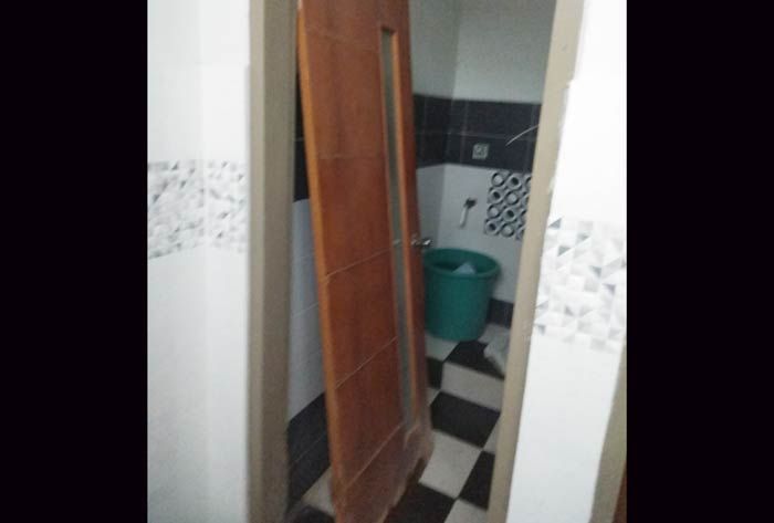 Rusak, Pintu WC Pemkab Lamongan Dibiarkan Tergeletak