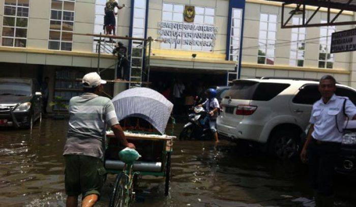 Banjir Sidoarjo tak Kunjung Surut, DPU Berdalih Air Laut Pasang