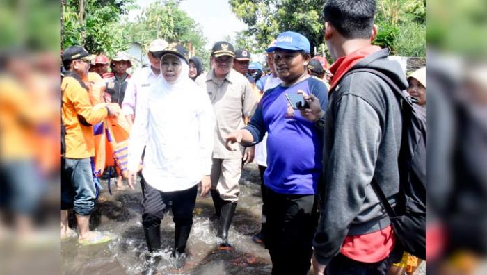 Gubernur Khofifah dan Wabup Pungkasiadi Tinjau Banjir Tempuran, Dipicu Sumbatan Sampah Ranting