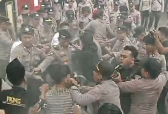 Demo Tuntut Tambang Ilegal dan Curanmor di Mapolres Bangkalan Ricuh, Massa Bentrok dengan Polisi