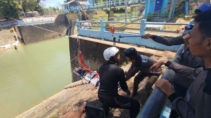 Asah Siaga Hadapi Bencana, FRPB Pamekasan Gelar Latihan Vertical Rescue di Dam Samiran