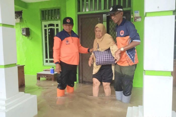 Hari Kedua Banjir Gresik, Tim BPBD Jatim Lanjut Evakuasi dan Distribusikan Logistik Pengungsi