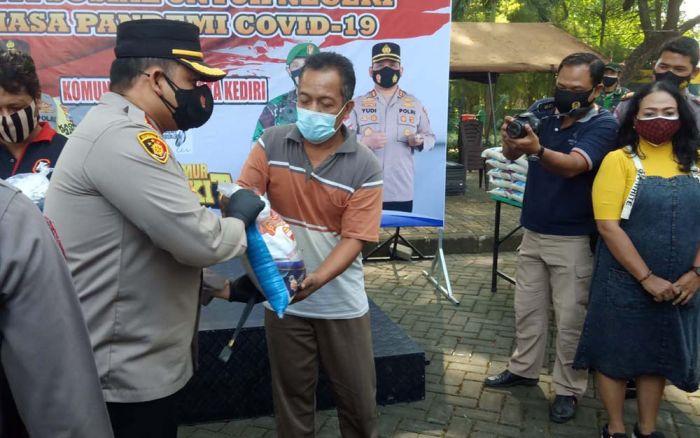 Polres Kediri Kota Distribusikan 2 Ton Beras dan 200 Paket Masker Kepada Komunitas Musik