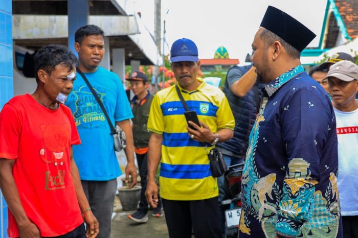 66 Rumah Warga Ujungpangkah Rusak, Bupati Gresik Beri Bantuan Korban Terdampak Angin Kencang