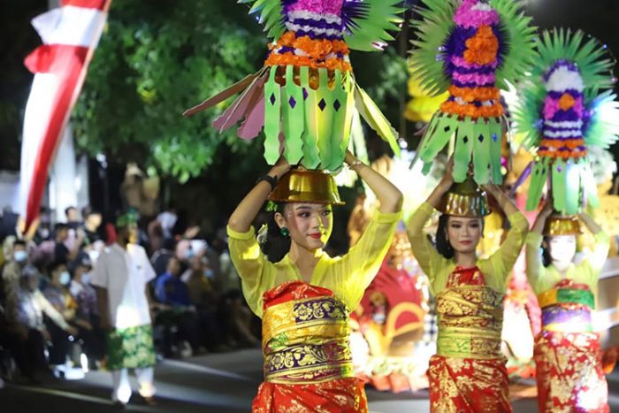 Meski Diguyur Hujan, Parade Seni Tuban Specta Night Carnival Pukau Ribuan Penonton