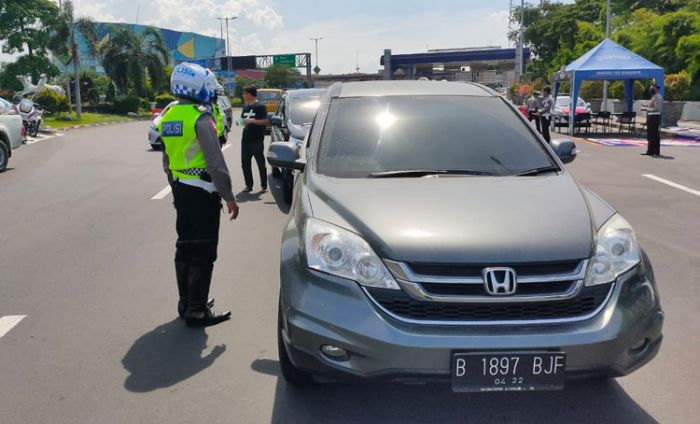 Masuk Sidoarjo, Puluhan Kendaraan Pemudik Disuruh Putar Balik