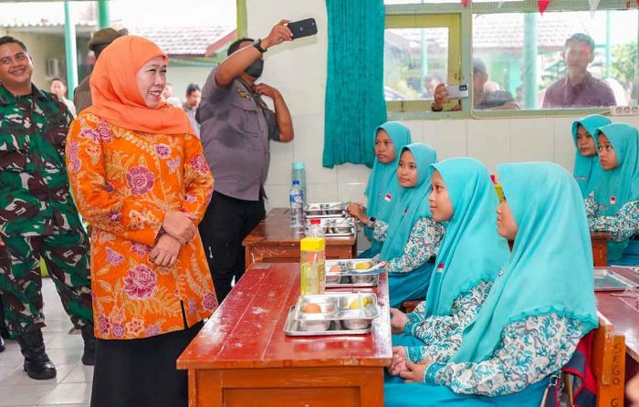 Tinjau Dapur Sehat MBG di Sidoarjo, Khofifah Beberkan Peran SPPG