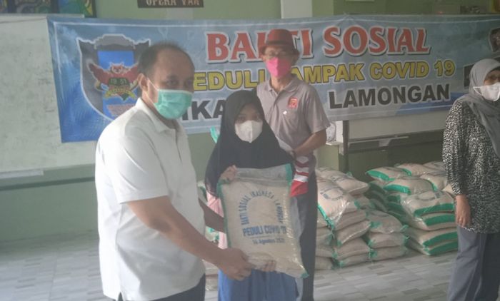 Ika-Snesa Lamongan Salurkan 3 Ton Beras Kepada Warga Terdampak Covid-19