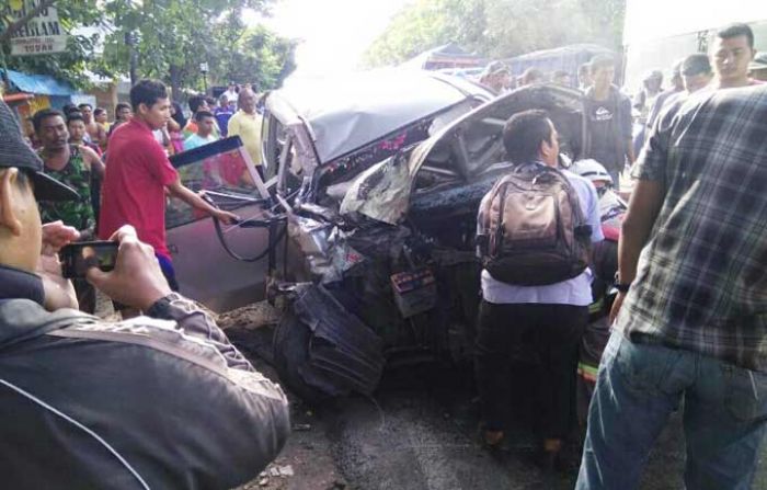  Avanza Vs Truk Box di Pantura Tuban, 7 Penumpang Kritis