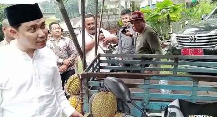Wabup Mojokerto Gus Barra Borong Durian dari Penjual Pinggir Jalan