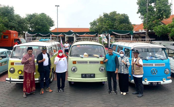Gubernur Khofifah dan Gus Ipul Sambut Kedatangan Ratusan Pecinta VW dan Vespa di Kota Pasuruan