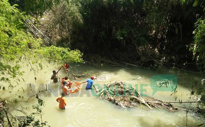 Mayat Tanpa Identitas Ditemukan Mengapung di Sungai Betek Mojagung