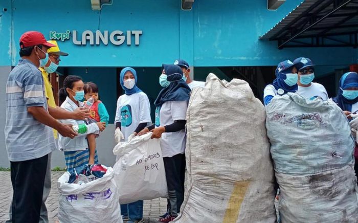 Peringati HPSN, Istri Gus Yani Punguti Sampah Plastik