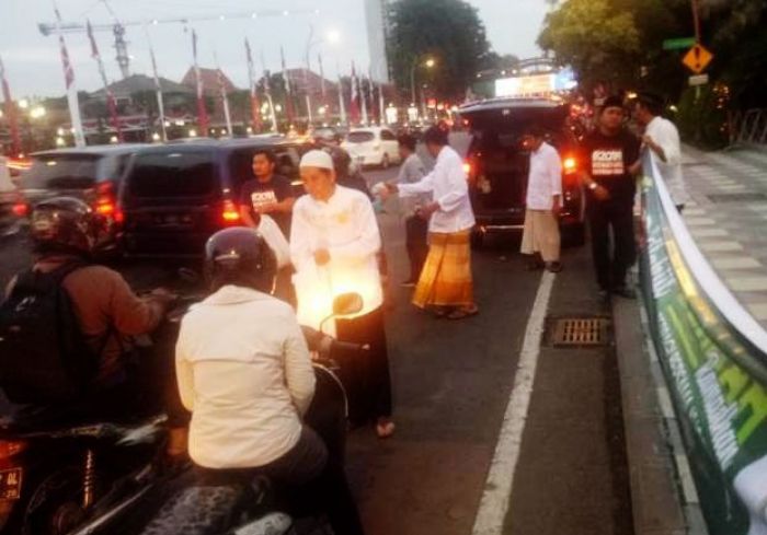 Hari Pertama Puasa, Relawan Khofifah-Emil Berbagi "Takjil Berkah"