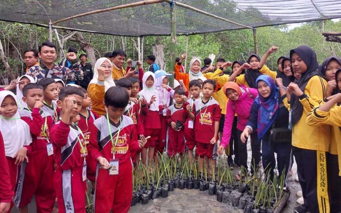 Hadapi Perubahan Iklim, IGI dan FPRB Pamekasan Tanam Ribuan Bibit Mangrove Bersama Pelajar