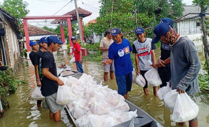 Peduli Covid-19 dan Banjir, Relawan Yuhronur Efendi Bagi Sembako dan Masker