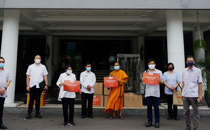 Peduli Tenaga Medis, Keluarga Buddhayana Serahkan Ribuan APD ke Pemkot Surabaya