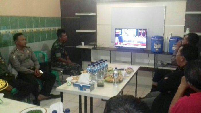 Koramil dan Polsekta Krembangan Surabaya Kompak Nobar ILC di TV 