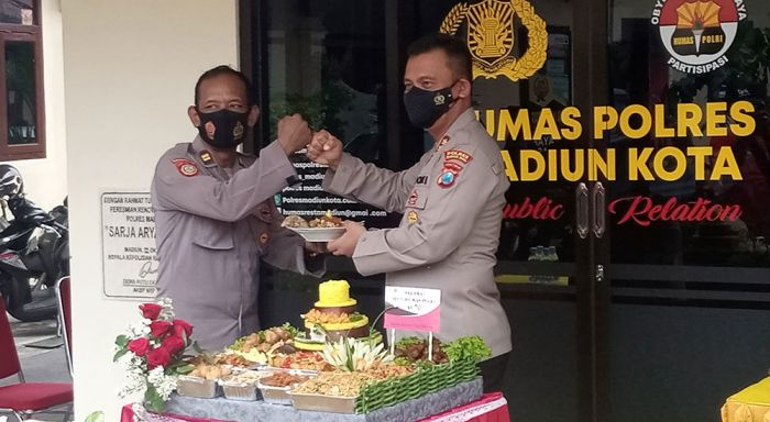 Rayakan HUT Humas Polri ke-70, Kapolres Madiun Kota Potong Tumpeng
