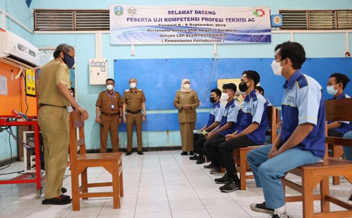 Hari Ini Dimulai, Gubernur Khofifah Tinjau Pelaksanaan PTM Terbatas Bertahap di SMKN 7 Surabaya