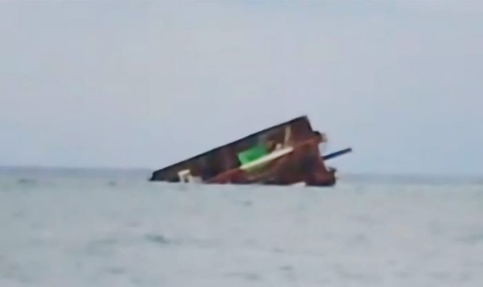 Usai Kandas, Tongkang Batu Bara Terguling dan Tenggelam di Perairan Mamburit Sumenep