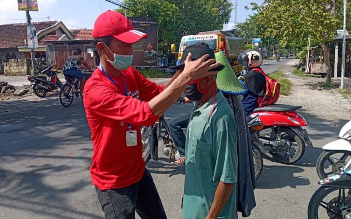 PDIP Lamongan Bagikan Masker ke Pengurus Masjid dan Pengguna Jalan