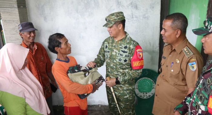 Dansatgas TMMD ke-127 di Kediri Serahkan Paket Sembako ke Penerima Rutilahu
